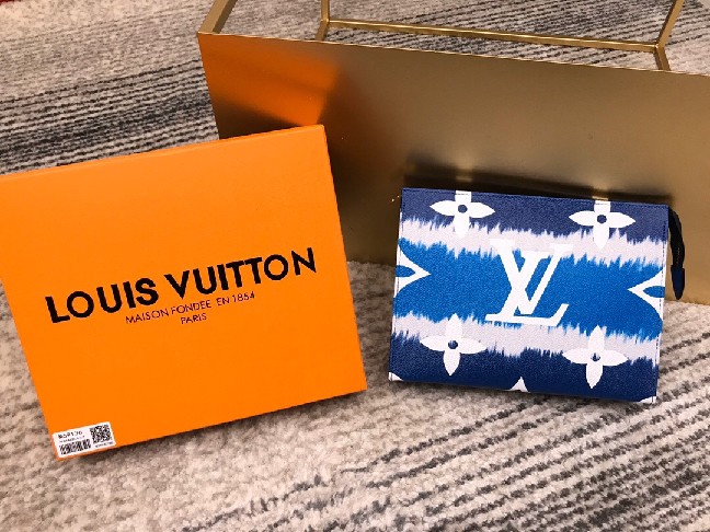Louis Vuitton LV ESCALE POCHE TOILETTE 26 M69136 Blue